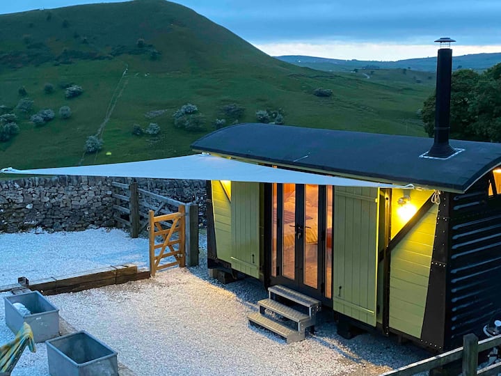 A 1950s Goods Van in the Peak District photo 4