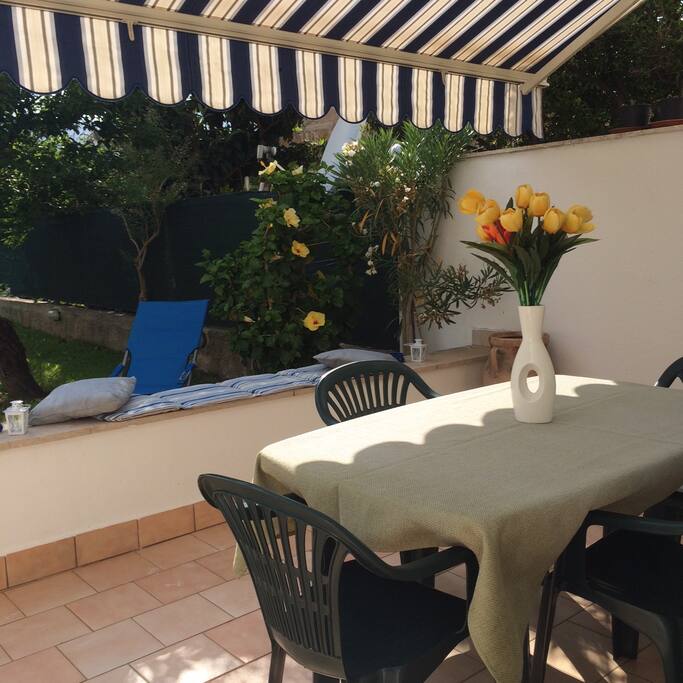 giardino con tavolo e sedie
