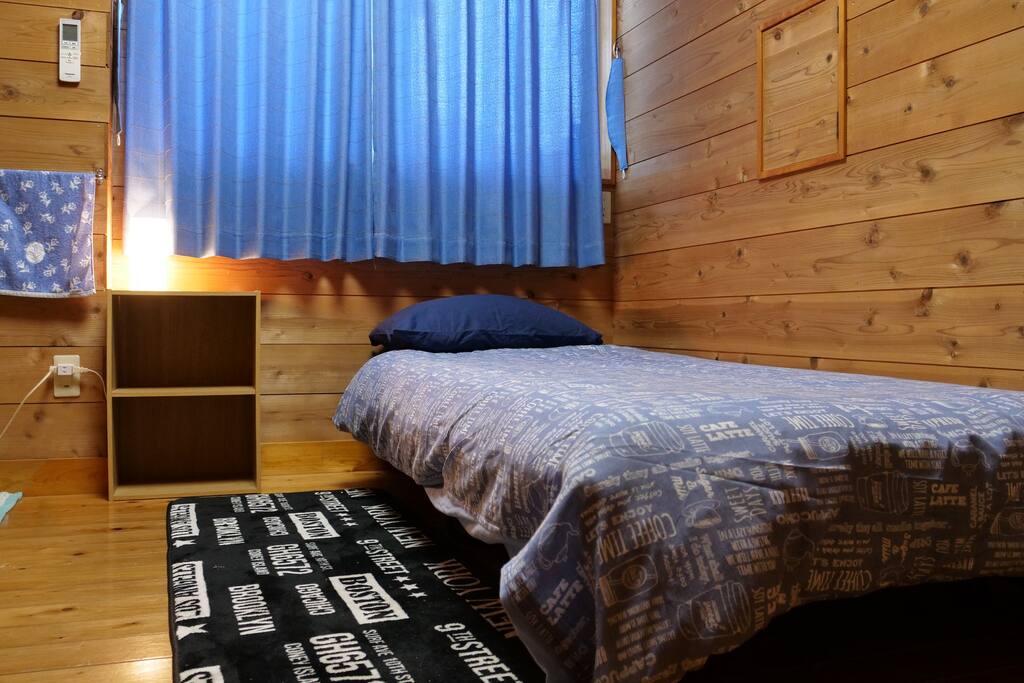 Blue Room (with a single bed or 2 futons) with a sink