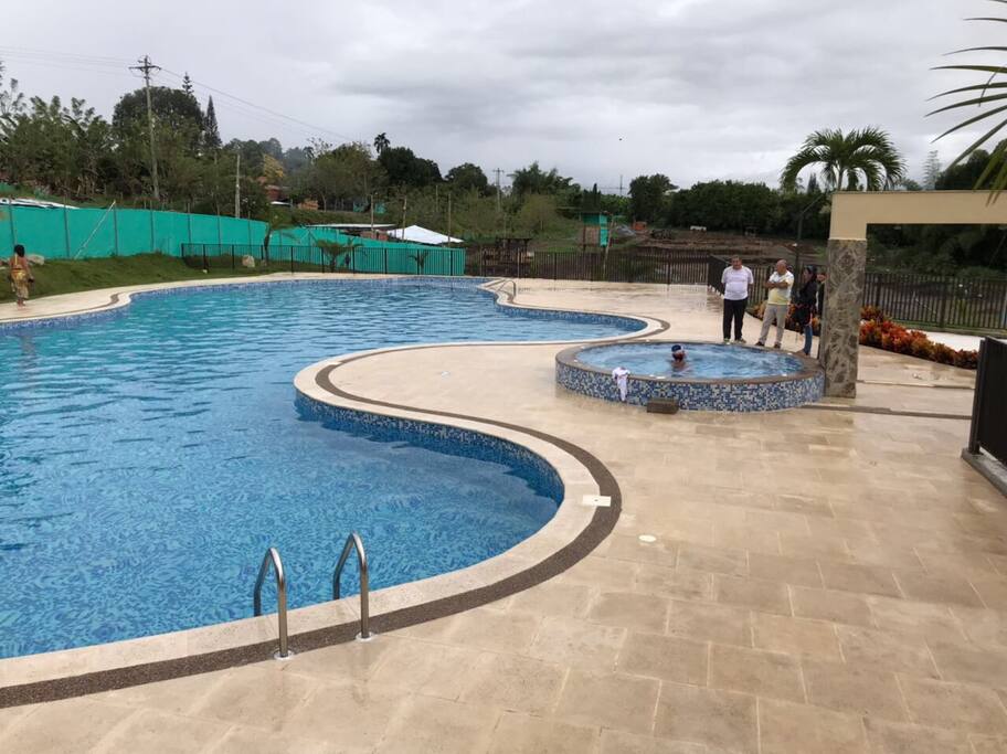 piscina y jacuzzi, ademas hay turco