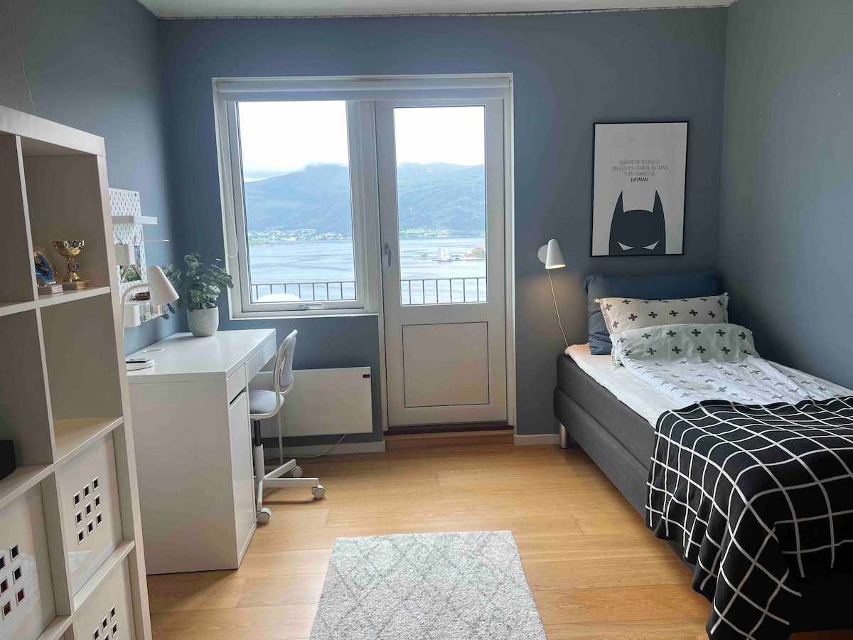 ห้องนอนพร้อมเตียงขนาด 90 ซม.