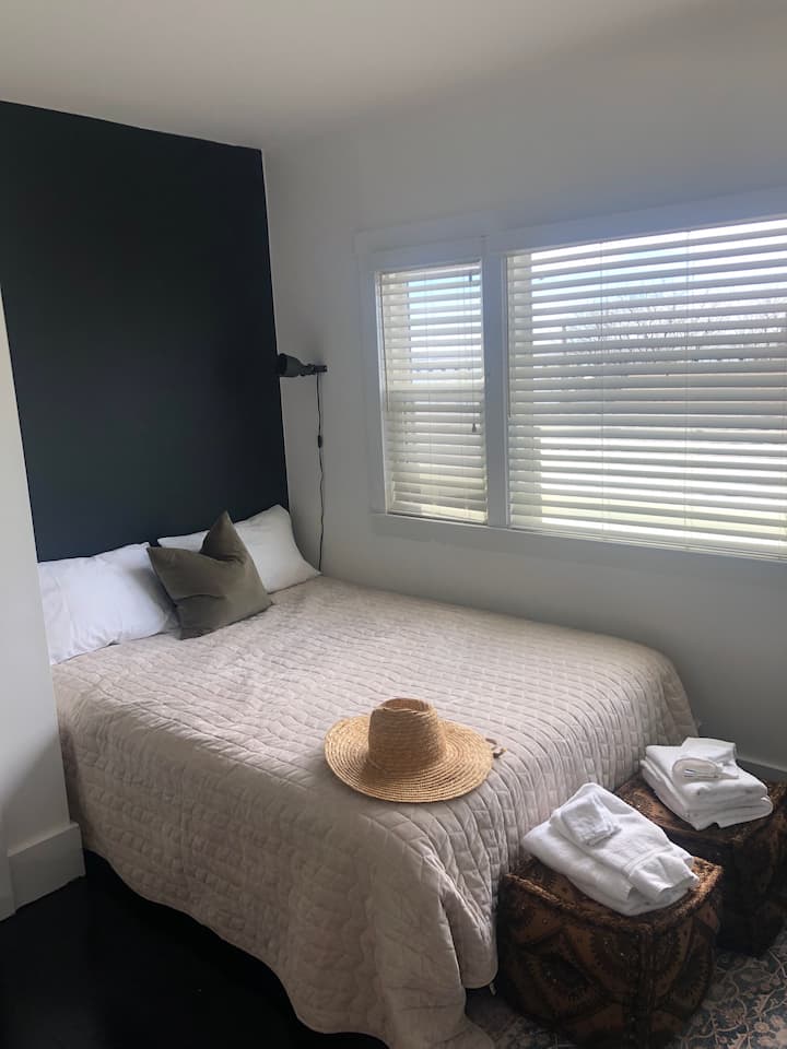 Chambre 2 (lit queen), baies vitrées offrent une vue sur l'océan. Stores, climatiseur, placard et commode pour vos effets personnels.