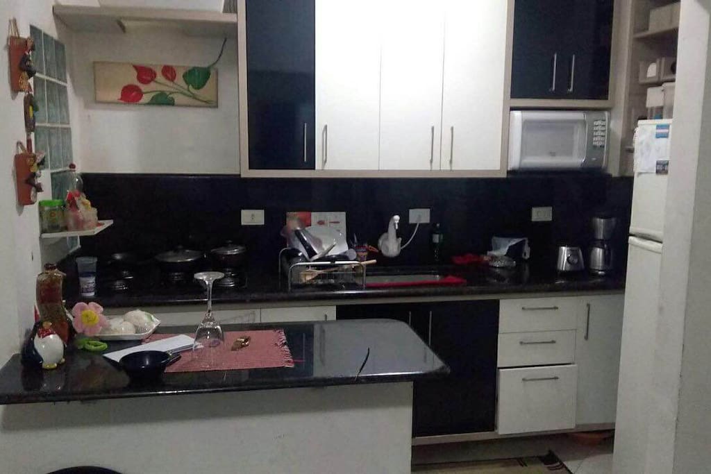 Cozinha com forno e microondas