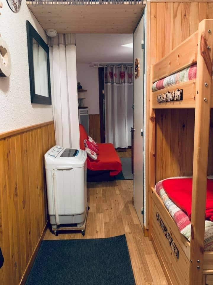 ארוניות אחסון מיטות קומתיים כולל אחד לילדים, ספרי צעצועים, עפרונות צבעוניים וספרי עלים 
במסדרון, מכונת כביסה ומייבש כביסה קטנים, מאוד נוח.