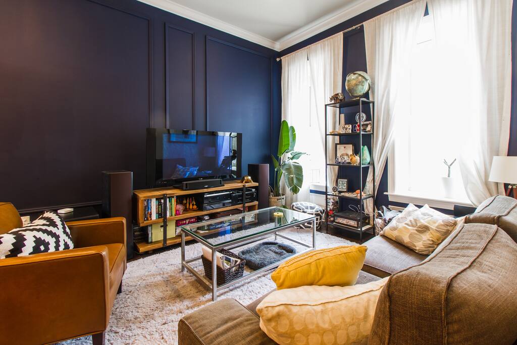 Cozy living room with tv (cable, HBO, Apple TV).