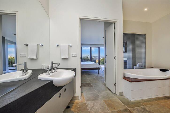 Hearns Beachside Villa 4 gallery image 5