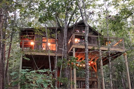 THE STELLA VISTA Romantic Mountain Treehouse
