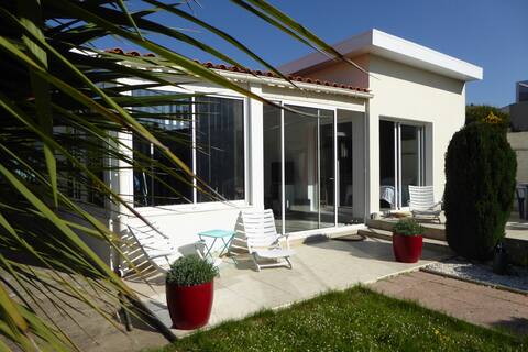 Successful Airbnb property: Charming villa between beaches and market in Royan