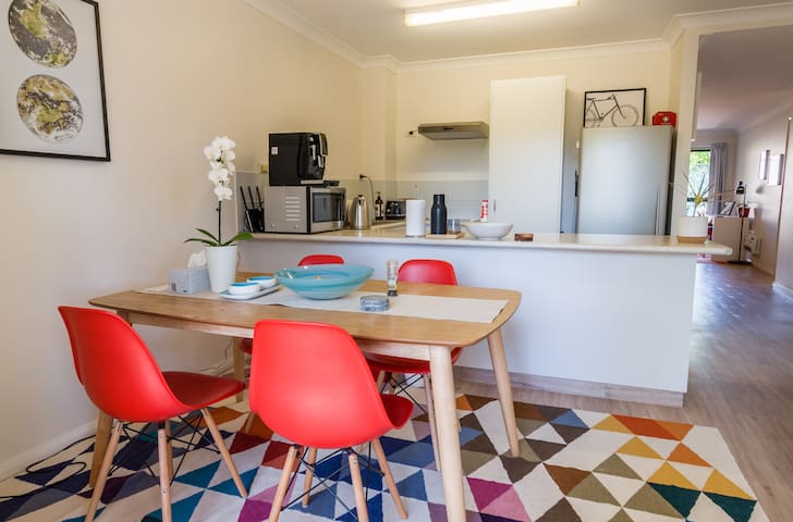 2 Bedroom Apt, City Centre - Free Secure Parking