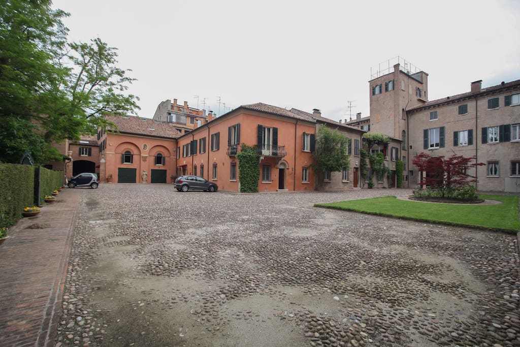 Cortile su cui si affaccia l'appartamento / Courtyard in front of the apartment