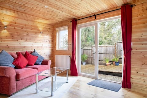 Top Airbnb: Leotie - cozy peaceful cabin with free parking in Lyme Regis