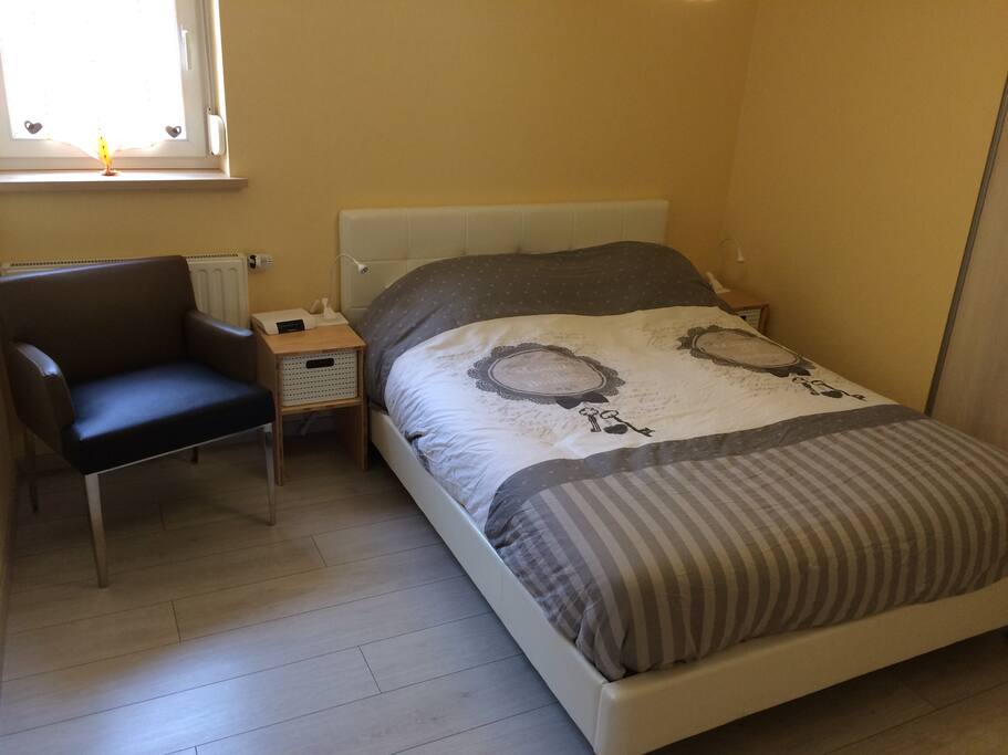 Chambre 1 avec lit double et armoire murale