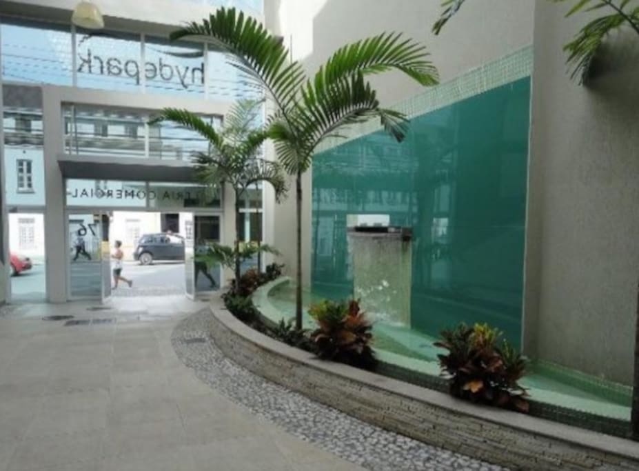 Hall de entrada do prédio com lojas de conveniência e cafeteria.