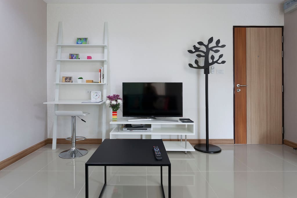 Smart TV, enjoy Youtube or Netflix ^^