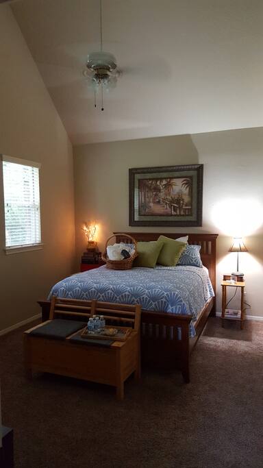 Private Room, great sunlight. Queen Bed