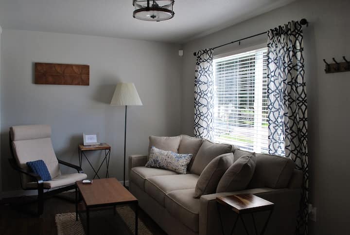 クイーンサイズのソファベッドがあるリビングエリア