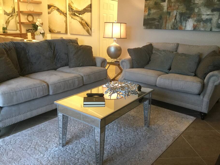 Gorgeous Prof. decorated 2 BR, 2 Bath lakeside with full golf!