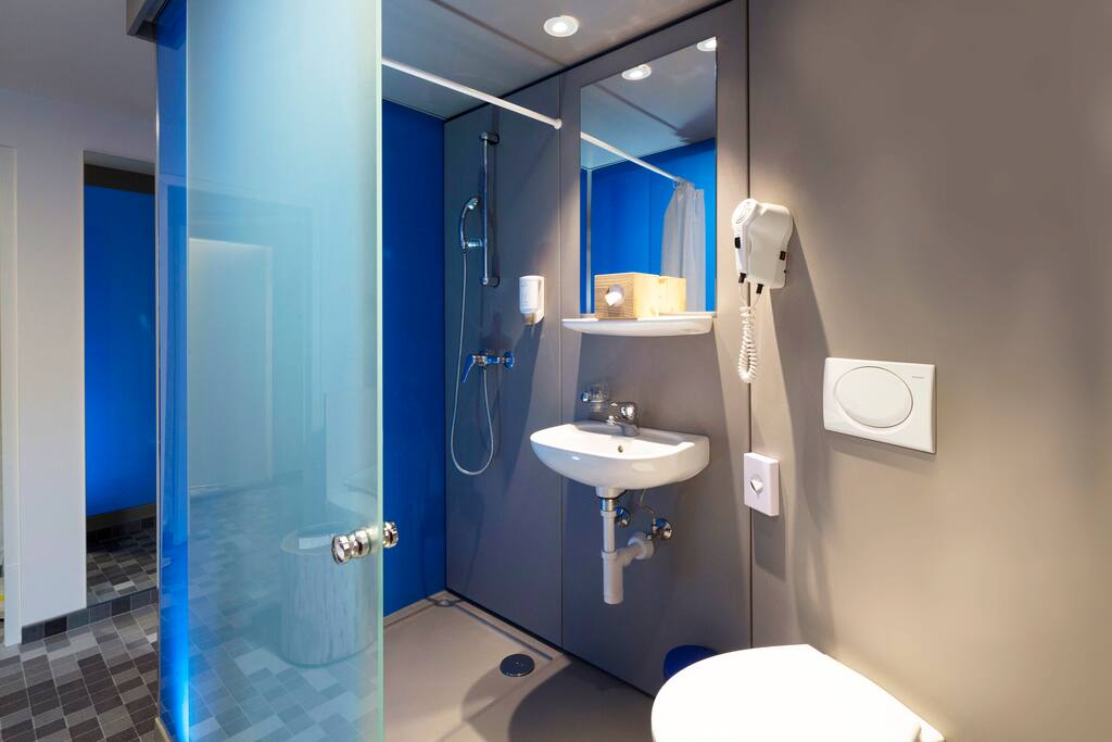 Duschkabine mit WC in jedem Zimmer