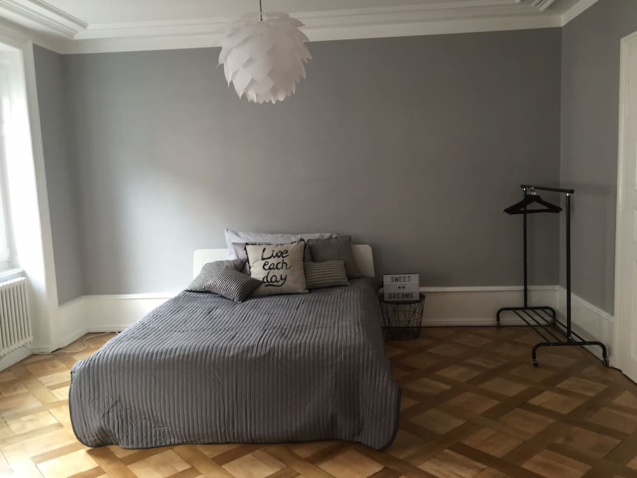 Simpel aber trotzdem einladend und liebevoll eingerichtet ist das Schlafzimmer Nummer 2