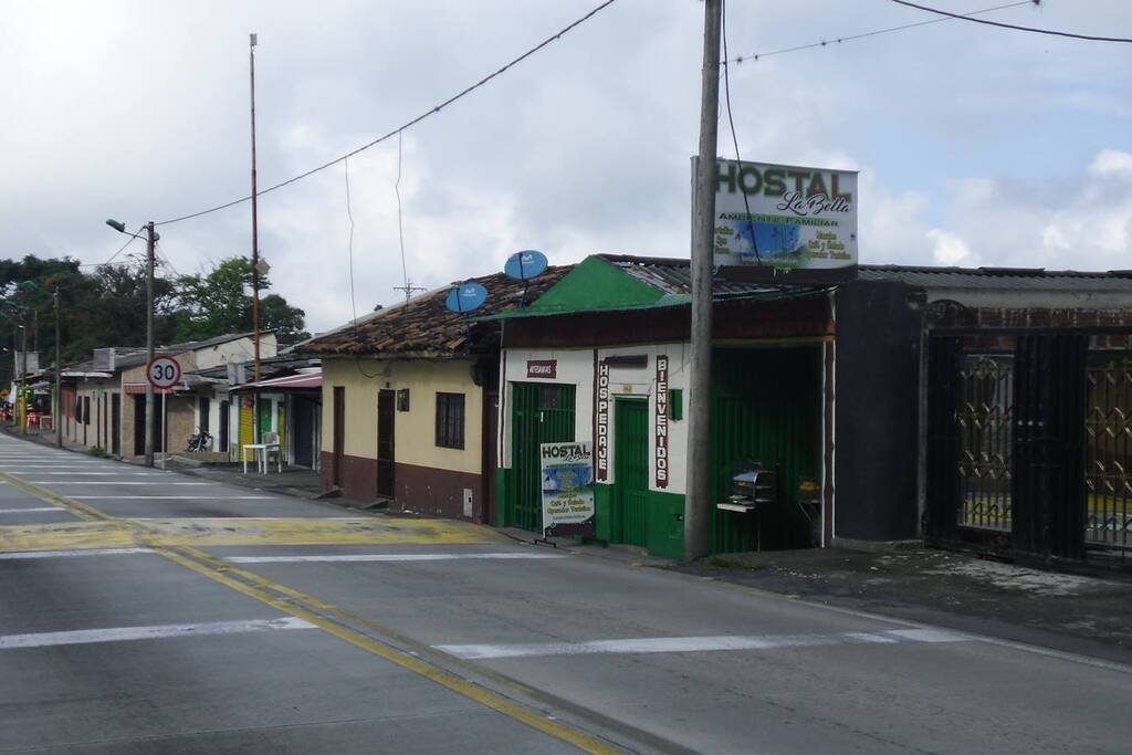Fachada Hostal La Bella - Vía Calarca Barcelona