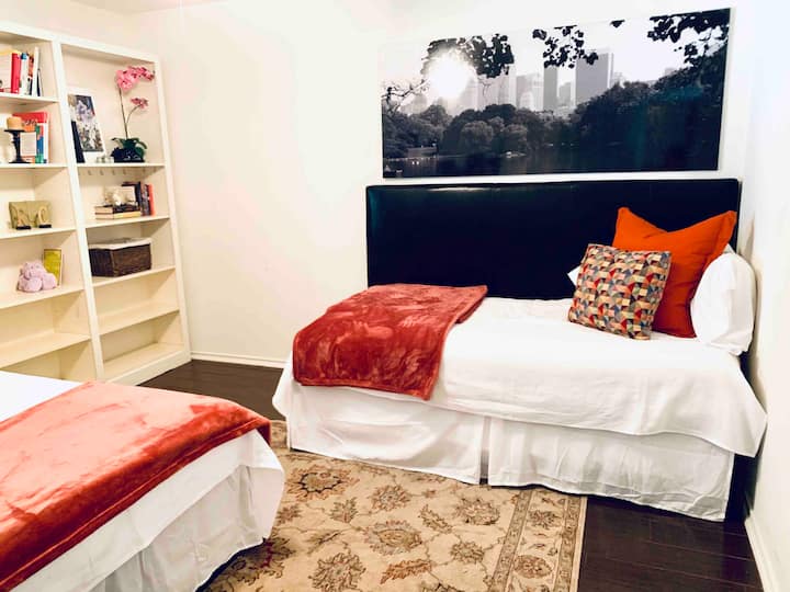 Вторична спалня - двойно легло queen size и единично легло с 2 отделни легла