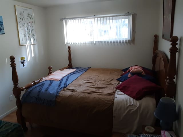 Room w/ King bed near 3 Ski Resorts and Lake