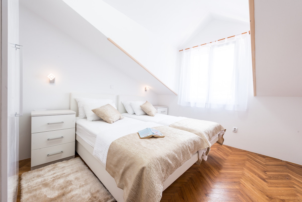 druhá izba so samostatnými lôžkami (môžeme ich spojiť a ustlať jednu veľkú posteľ, ak chcete)