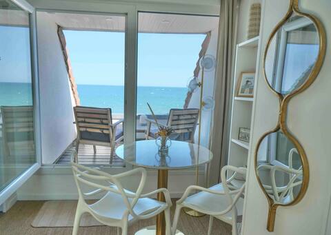 Charming studio by the sea and its terrace sea view