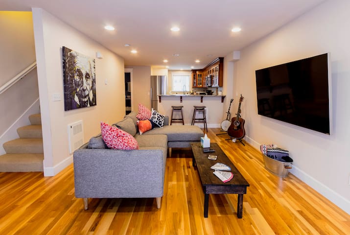 Relax and eat breakfast in Westlake by waterfront