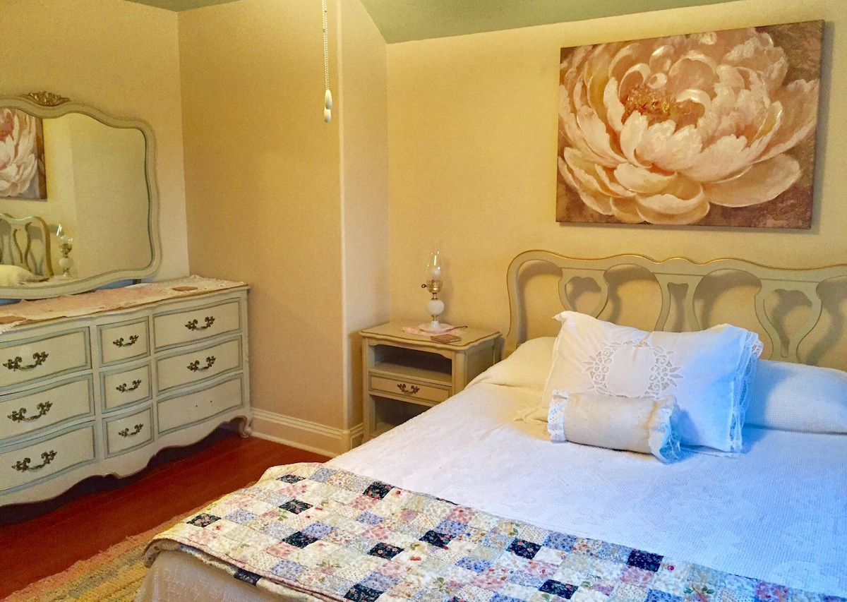 למעלה חדר שינה מס '2: מזרן ויסקו קווין סייז, סט חדרי שינה וינטג' דרקסל, ארון, מאוורר תקרה, יחידת מיזוג אוויר/חימום ללא צינור, המשקיפה על שדות לבנדר.