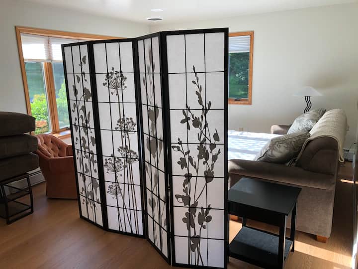 Всекидневната е преминала към допълнително спално помещение за двама.