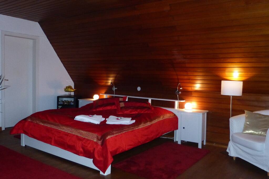 Dein Zimmer mit großem Doppelbett.