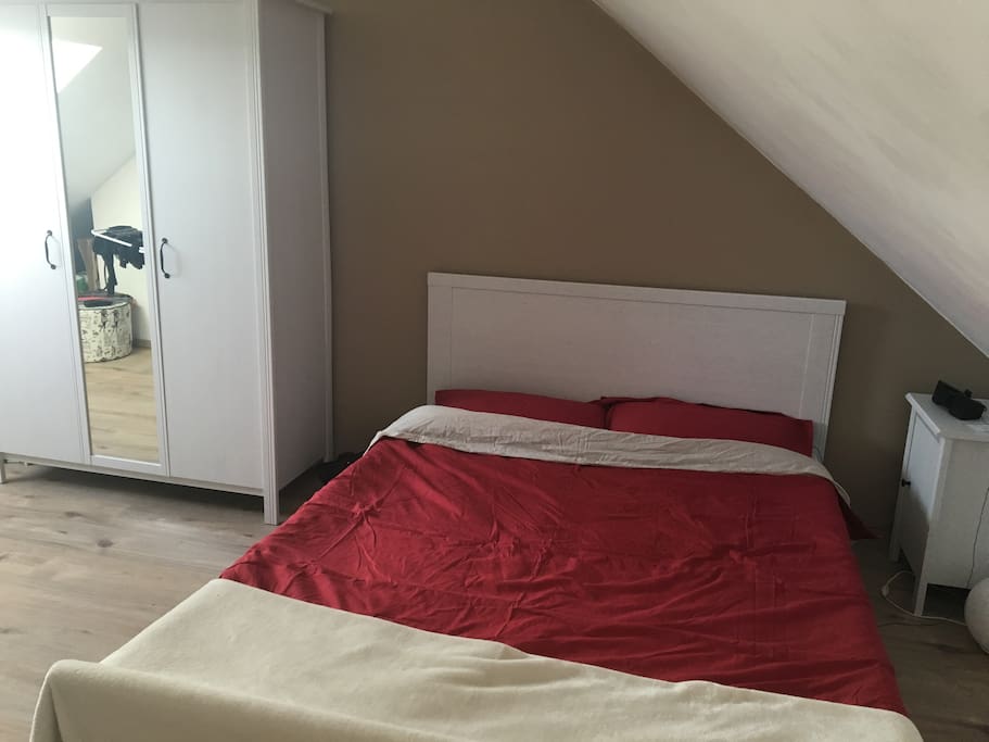 Chambre lit 2 personnes et grande armoire