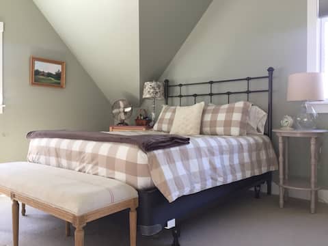 Large studio apt great for fall foliage, NH escape