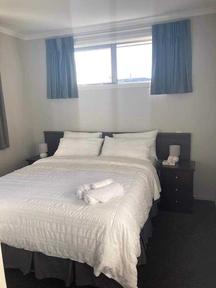 Schlafzimmer mit Queensize-Bett. Zeichnen vorhanden und Garderobe mit Kleiderbügeln und Ersatzdecken