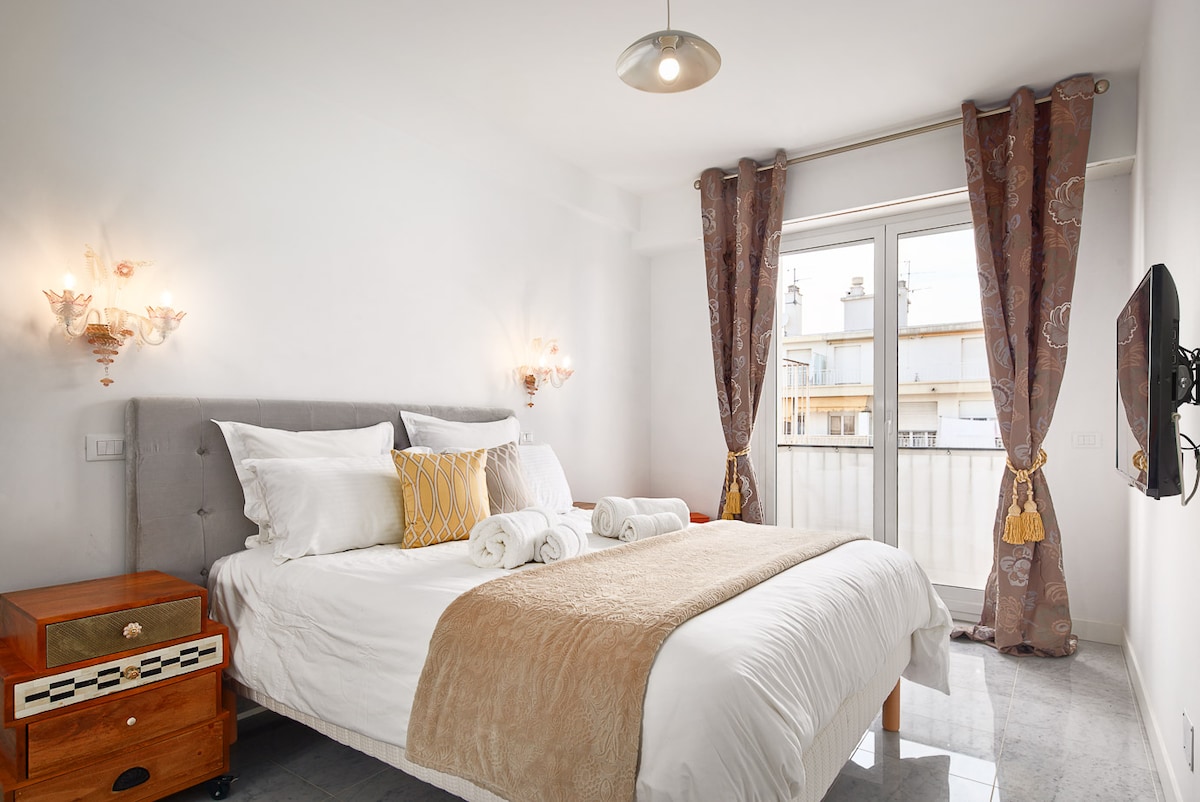 ห้องนอนใหญ่พร้อมระเบียงขนาดเล็ก