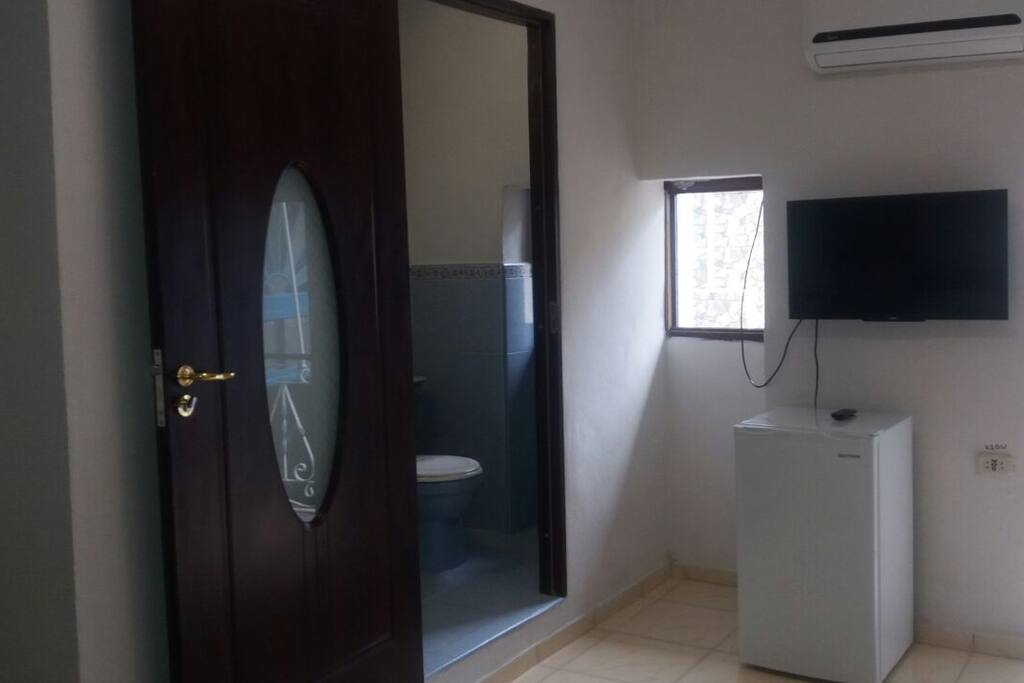 Baño. Bathroom.
TV y nevera.
TV and mini freezer