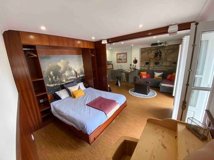 วิวห้องนอนหลักที่มองเข้าไปในห้องนั่งเล่น