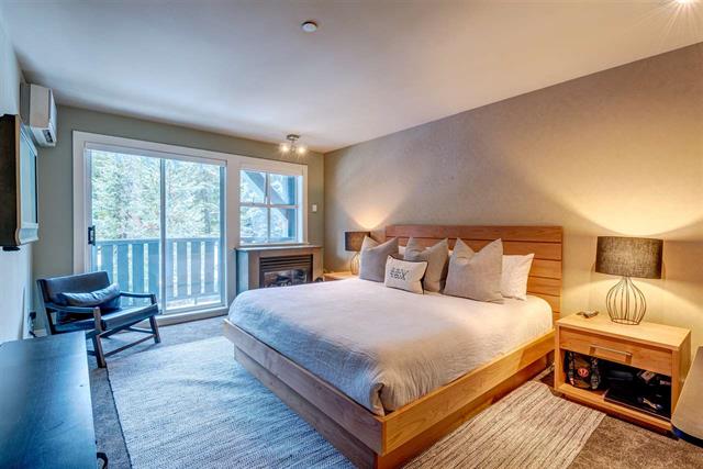 Bedroom #1. King size bed. Bright and Nice size , with on suite full bathroom, and a tiny balcony. 
This bedroom is at end side of the whole home. 
If you only need 3 bedrooms, we can lock this room for slow season and provide price discount.