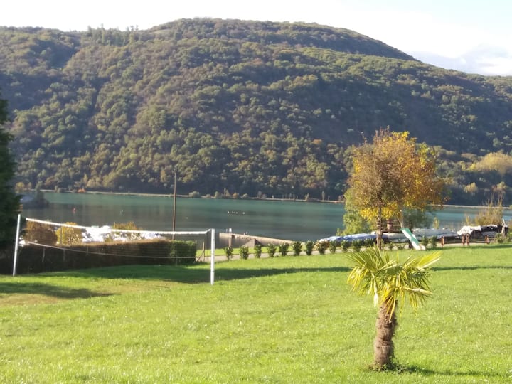 Air-conditioned small chalet, lake and mountain view