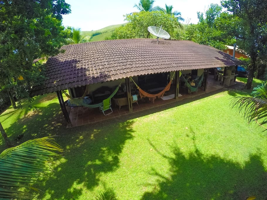 Varanda da casa com redes para o jardim , virada para atrás da casa , bem privado