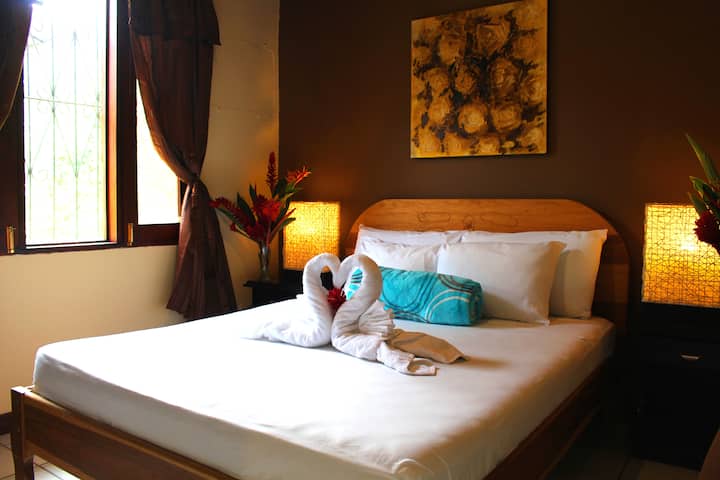 La settima camera da letto è l'unica che non si apre sulla Great Room, quindi si chiama Honeymoon Suite. :-D È dotato di un letto matrimoniale e di una TV satellitare con Netflix e, naturalmente, dell'aria condizionata a temperatura controllata individualmente.