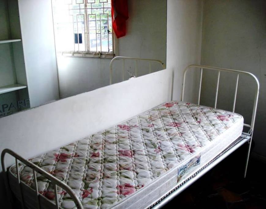 Quarto da frente com espelho e janela e cortina