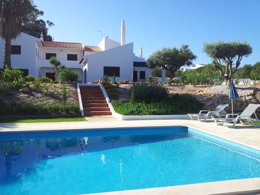 Piscina e edifício.