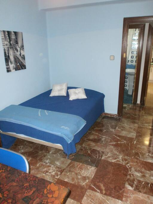 Hab. con cama matrimonial donde se monta una cama extra individual.