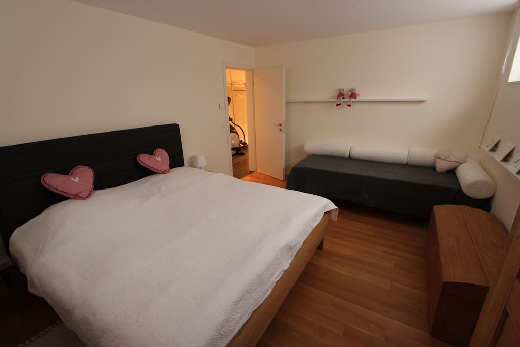 Schlafzimmer mit Sicht auf das Einzelbett