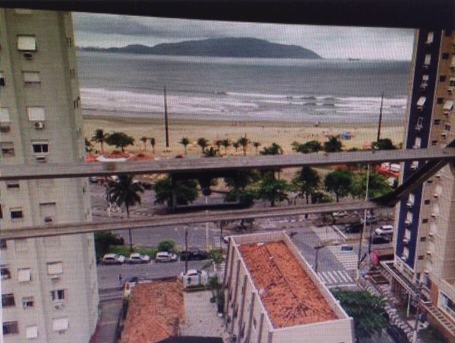 Meio quarteirão da praia, tranquilidade do 12o andar e vista do mar