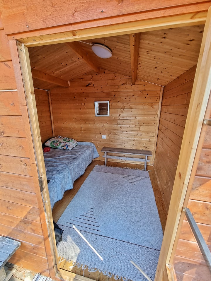 V záhradnej budove je možné ubytovať 1 až 2 osoby.