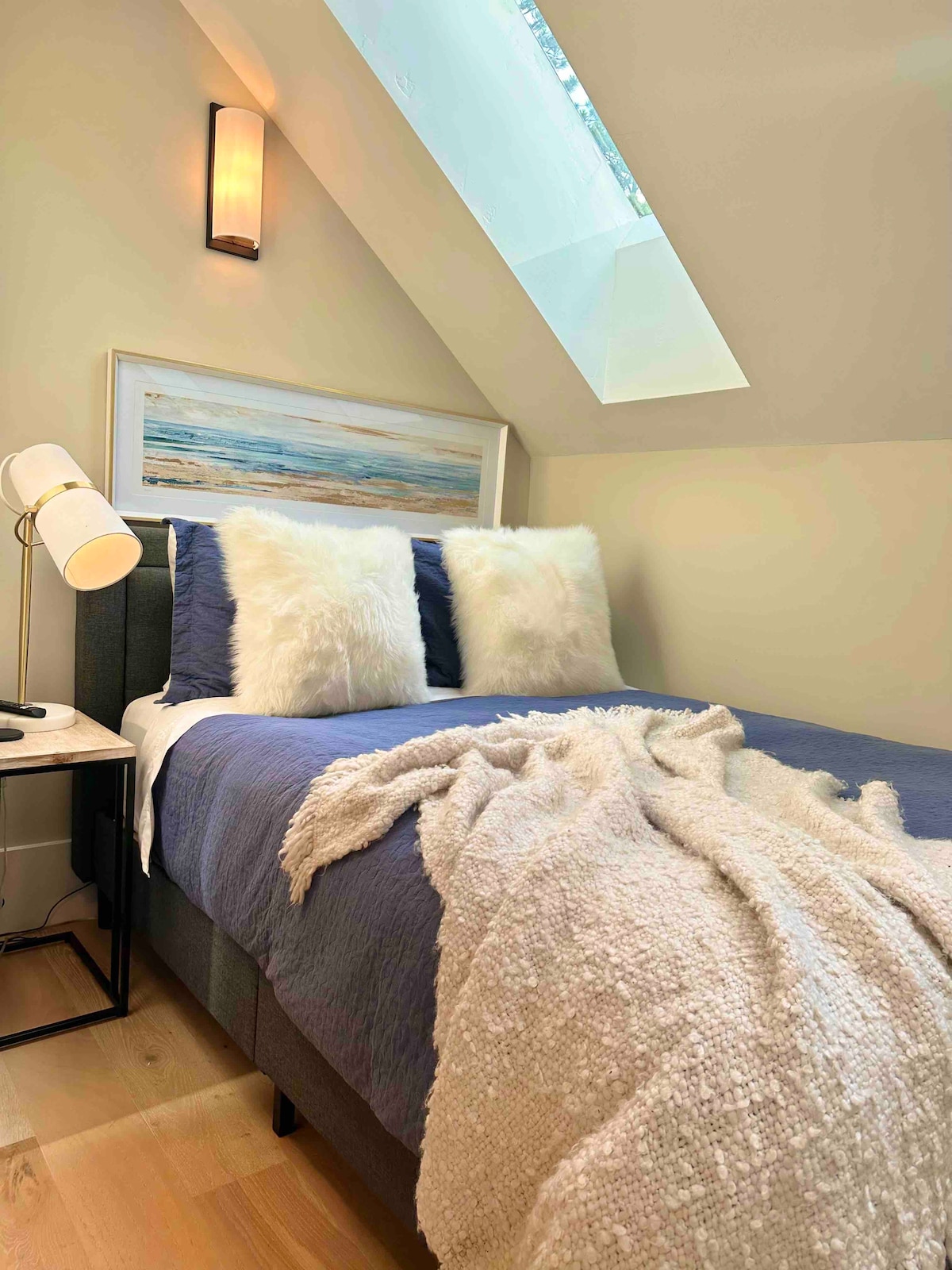 Პატარა ორადგილიანი საძინებელი ზედა დონეზე. 