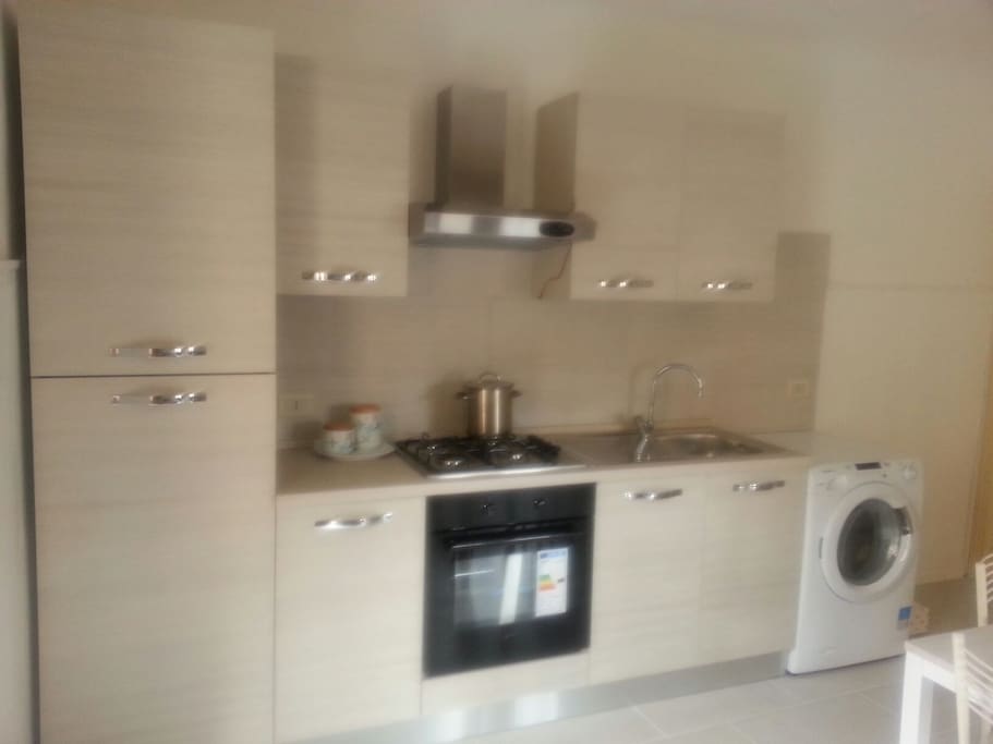 Comoda cucina attrezzata di tutto, compreso una lavasciuga.